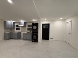 476 Willow Rd W in Staten Island, NY - Building Photo