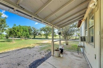 20235 Engelmann Ln in Manor, TX - Foto de edificio - Building Photo