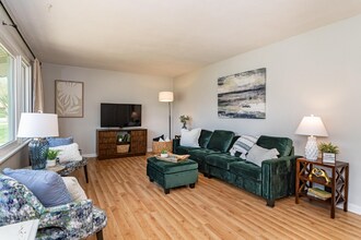 110 Midland Ave in Stamford, CT - Building Photo - Building Photo