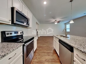 445 Brookgreen Dr in Moncks Corner, SC - Foto de edificio - Building Photo