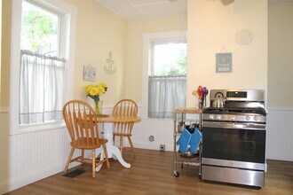 34 Central St, Unit #1 in Beverly, MA - Foto de edificio - Building Photo