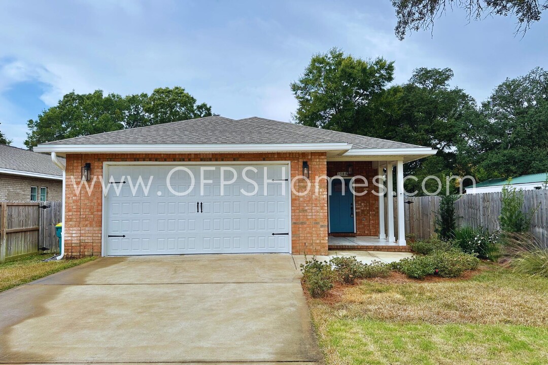 1580 Hickory St in Niceville, FL - Building Photo