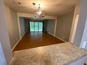 555 Russell Rd in Westfield, MA - Building Photo - Building Photo