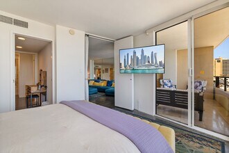 4267 Marina City Dr, Unit 308 in Marina Del Rey, CA - Foto de edificio - Building Photo