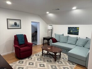 9 W Center St, Unit 2 in Northampton, MA - Building Photo - Building Photo