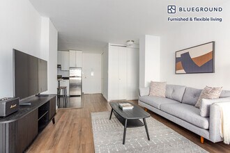 330 E 46th St in New York, NY - Building Photo - Building Photo