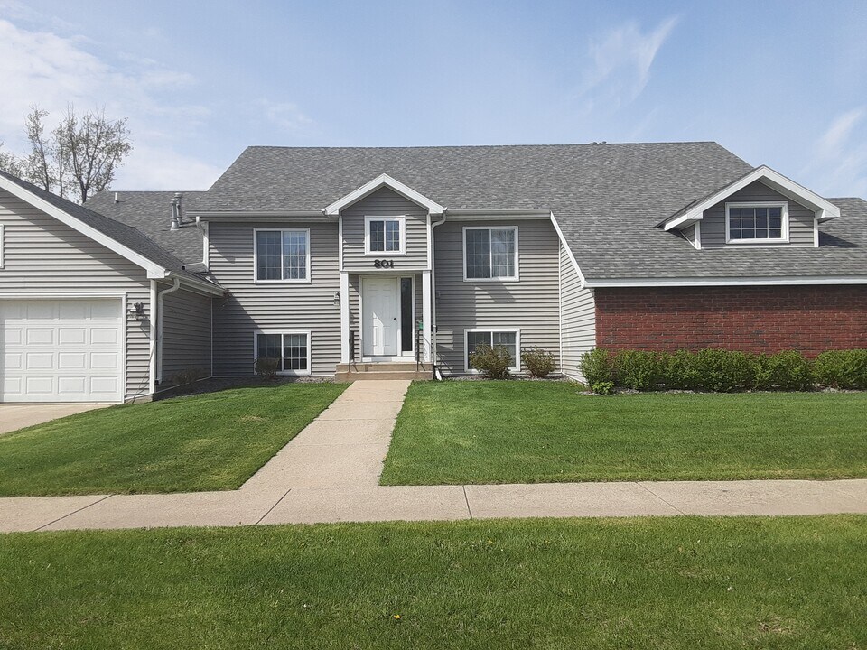 801 Idaho Ave, Unit #1 in Morris, MN - Building Photo
