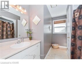 620 Frieburg Dr in Waterloo, ON - Building Photo - Building Photo