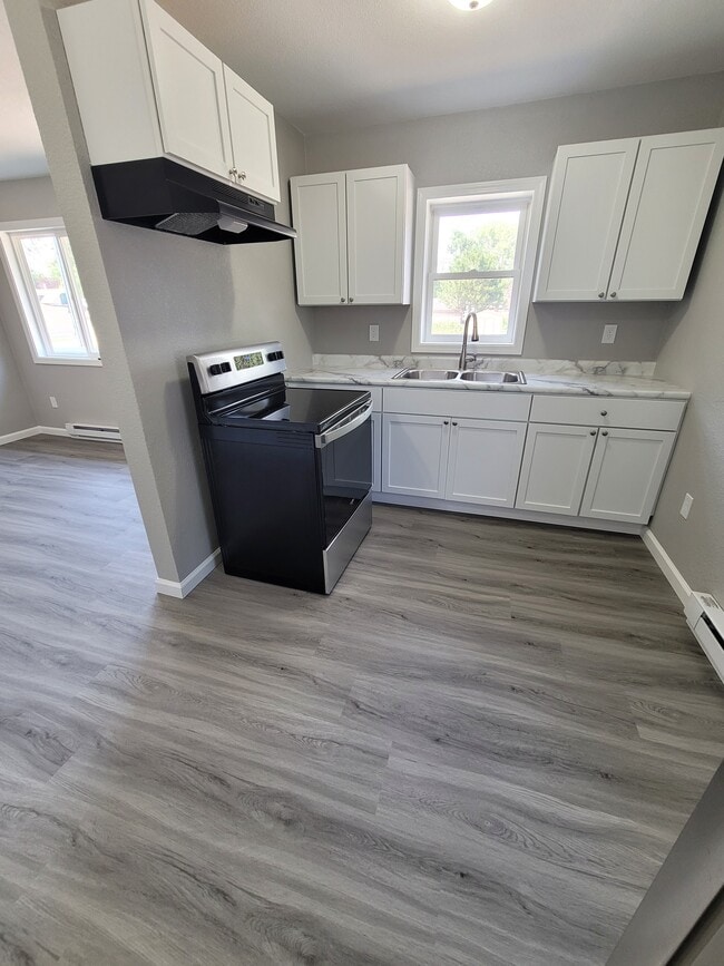 1383 Iowa Ave SE, Unit B in Huron, SD - Building Photo - Building Photo