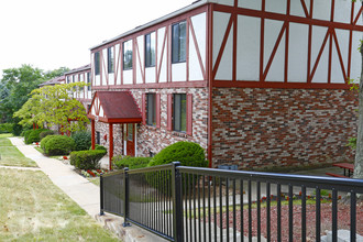 Churchill Square in Turtle Creek, PA - Foto de edificio - Building Photo