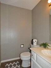 77 Brook Cir, Unit 2 in Pella, IA - Foto de edificio - Building Photo