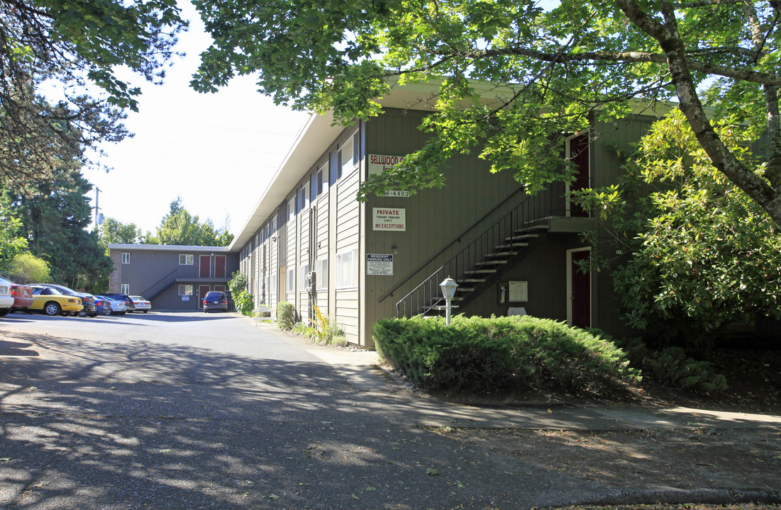 Sellwood Court Apartments in Portland, OR - Building Photo