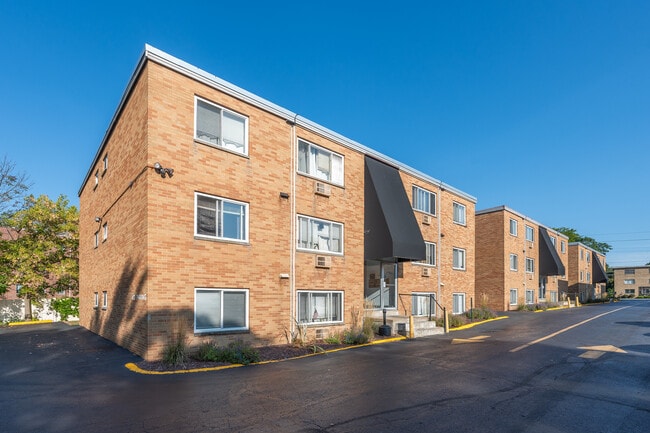 Windsor Apartments in Fairview Park, OH - Foto de edificio - Building Photo