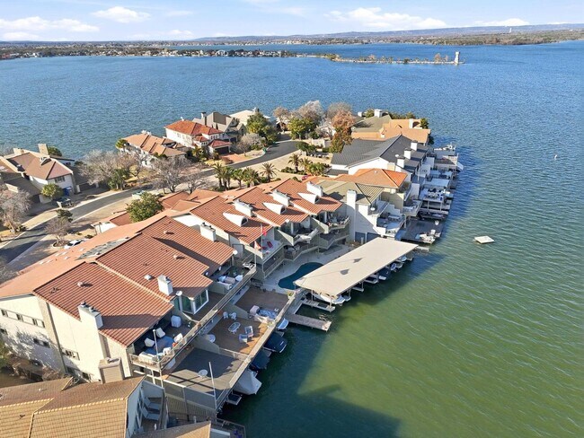 403 Island Dr in Horseshoe Bay, TX - Foto de edificio - Building Photo