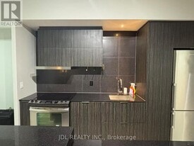 101 Charles St E in Toronto, ON - Building Photo