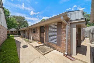 1106 W Tri Oaks Ln in Houston, TX - Building Photo