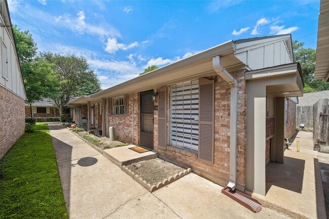 property at 1106 W Tri Oaks Ln