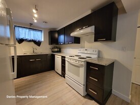 5911-152A 152A Ave NW in Edmonton, AB - Building Photo