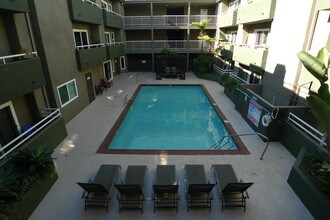 North Tower in Van Nuys, CA - Foto de edificio - Building Photo