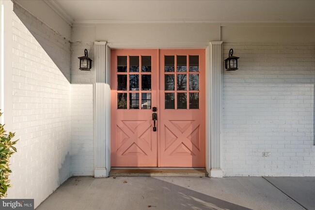 property at 641 W Country Club Dr