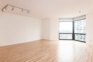 1120 N La Salle Dr in Chicago, IL - Building Photo