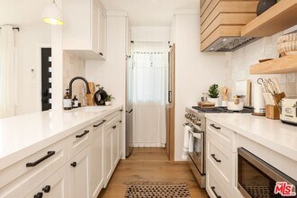 17 Sunset Ave in Venice, CA - Building Photo - Building Photo