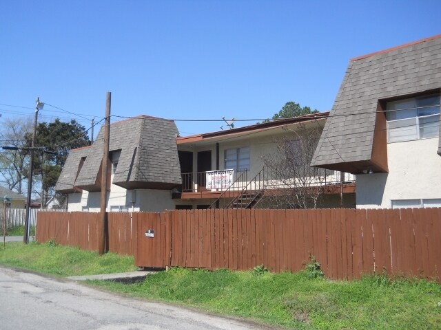 UBI Apartment in Houston, TX - Building Photo