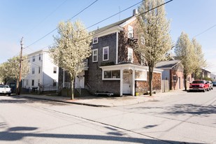 301-303 State Ave in Tiverton, RI - Foto de edificio - Building Photo