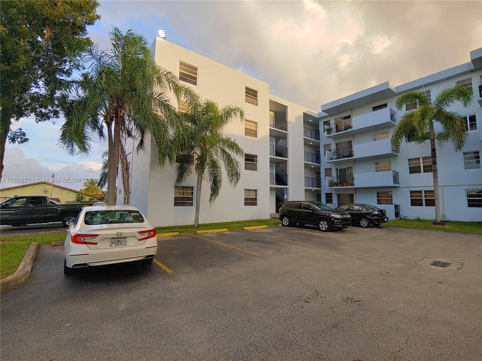 1221 SW 122nd Ave in Miami, FL - Building Photo