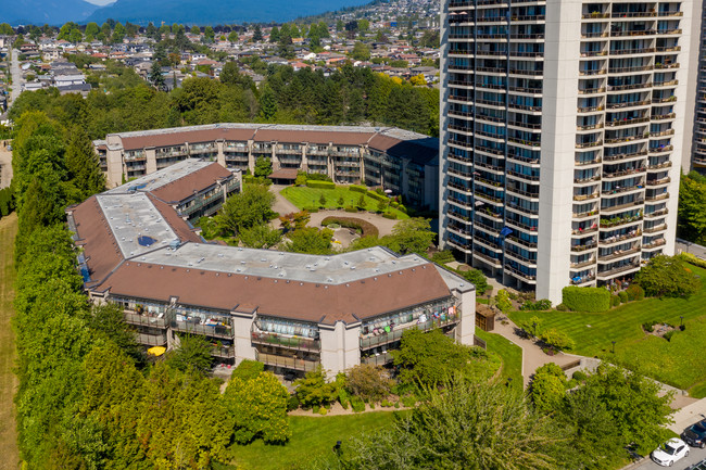 Brent Gardens in Burnaby, BC - Building Photo - Building Photo