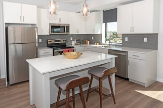 Everlake Apartments in Minneapolis, MN - Foto de edificio - Building Photo