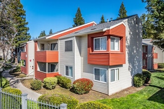 Redwood Square in Sacramento, CA - Foto de edificio - Building Photo