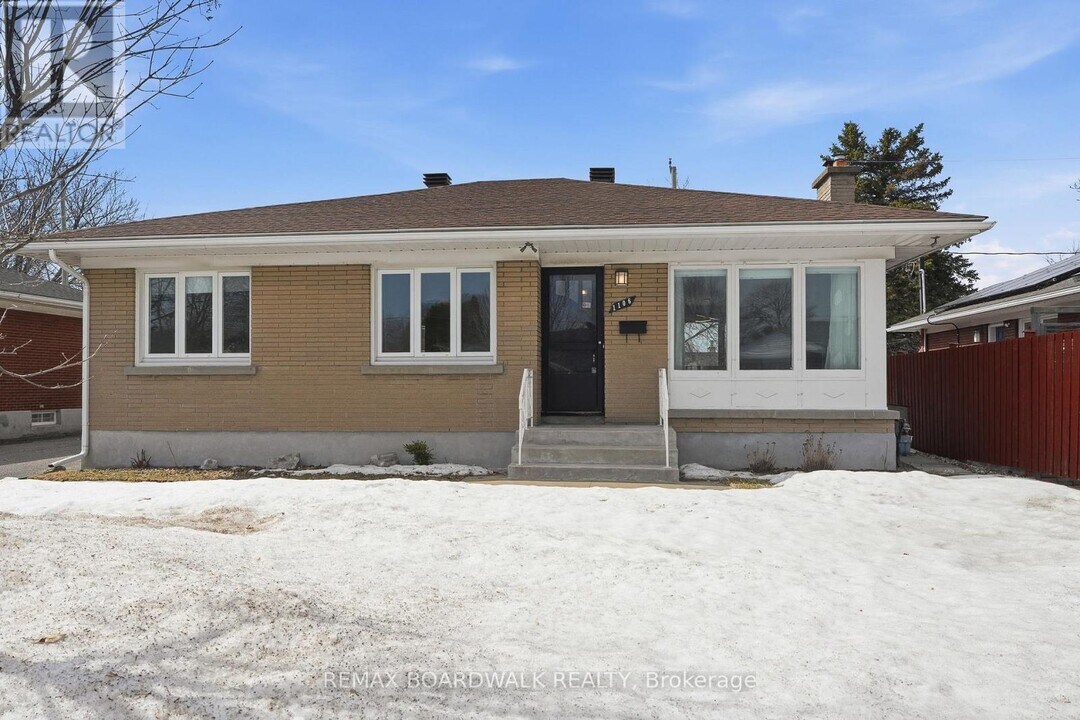 1106 Checkers Rd in Ottawa, ON - Building Photo
