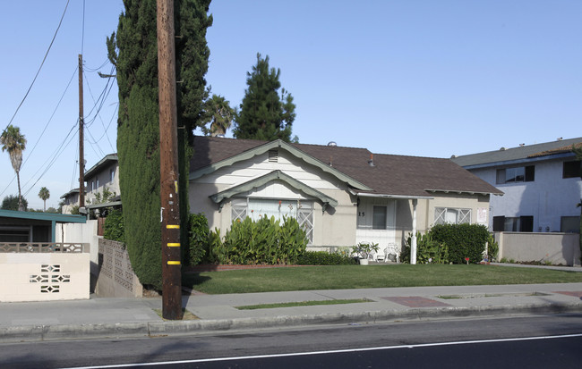 315 N Idaho St in La Habra, CA - Foto de edificio - Building Photo