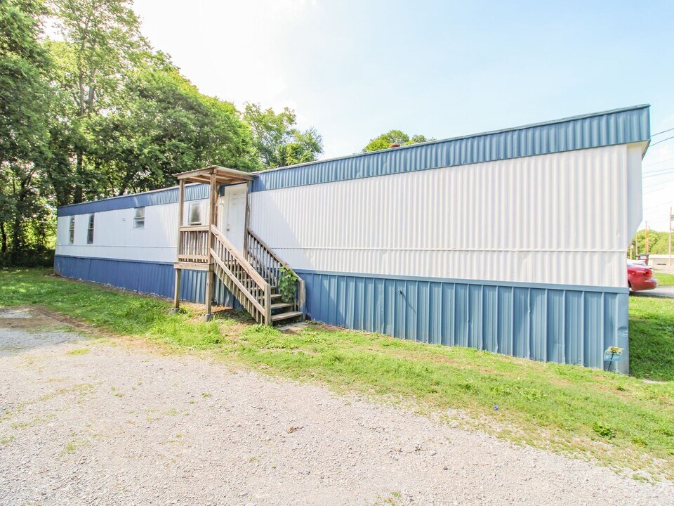 1810 Vales Mill Rd in Pulaski, TN - Building Photo
