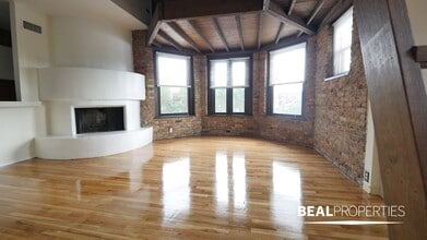 558 W Wellington Ave, Unit 2 in Chicago, IL - Building Photo - Building Photo