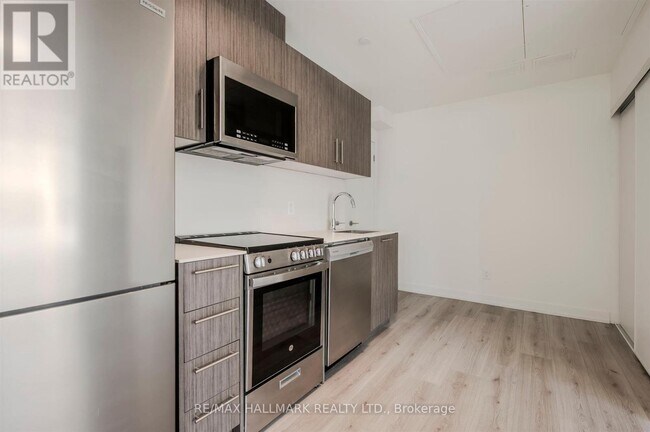 861-861 Sheppard Ave W in Toronto, ON - Building Photo - Building Photo