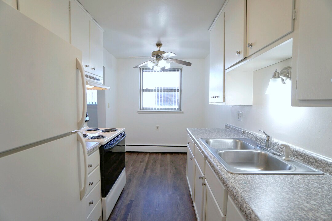English Conway Place in St. Paul, MN - Building Photo