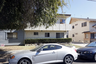 7522 Canby Ave in Reseda, CA - Building Photo - Building Photo