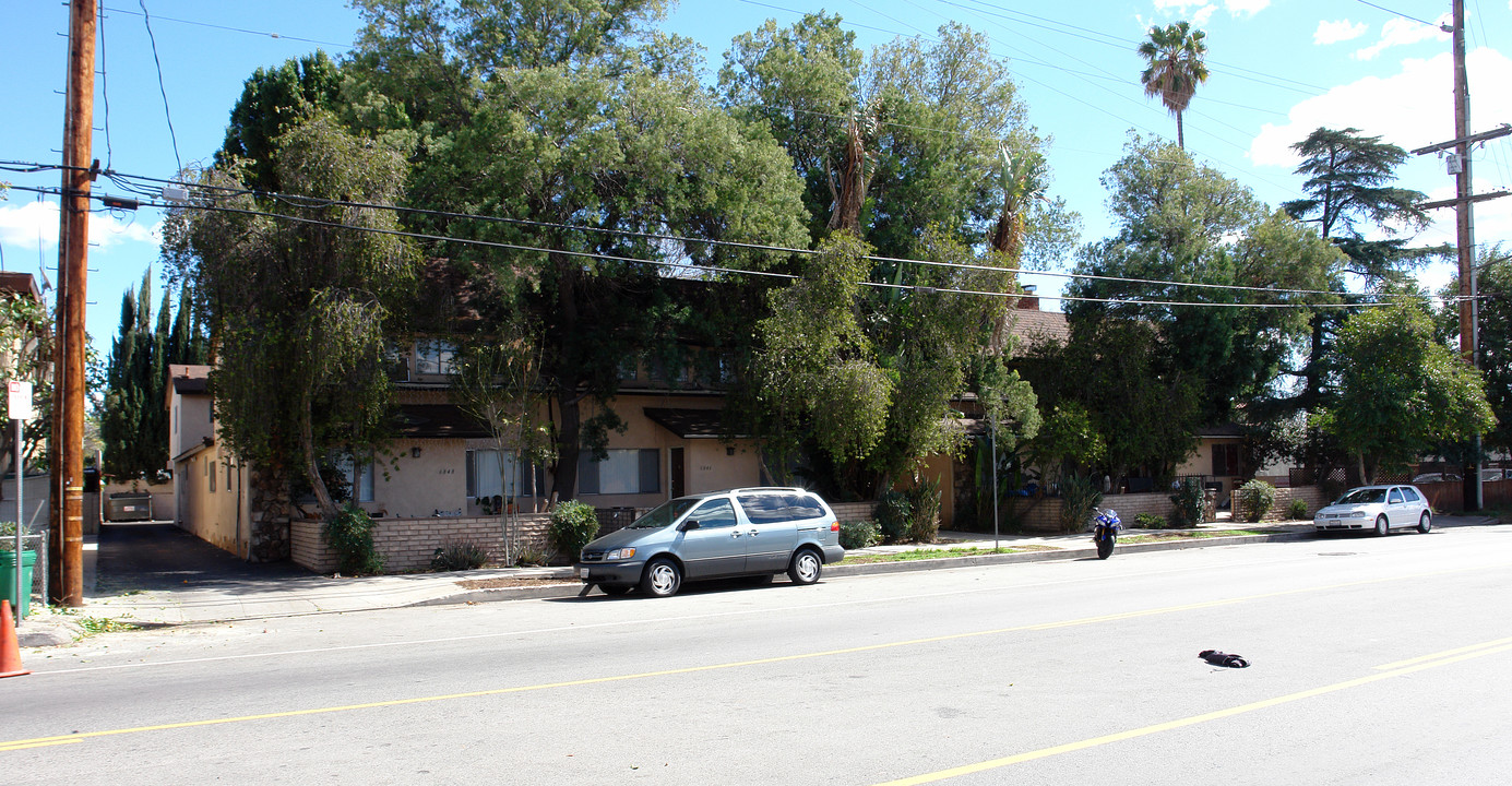 6840 Hazeltine Ave in Van Nuys, CA - Building Photo