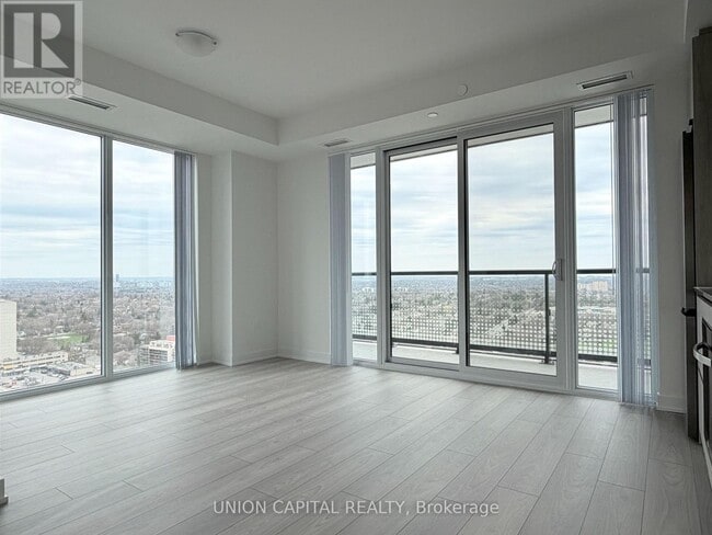 5858 Yonge St in Toronto, ON - Building Photo - Building Photo