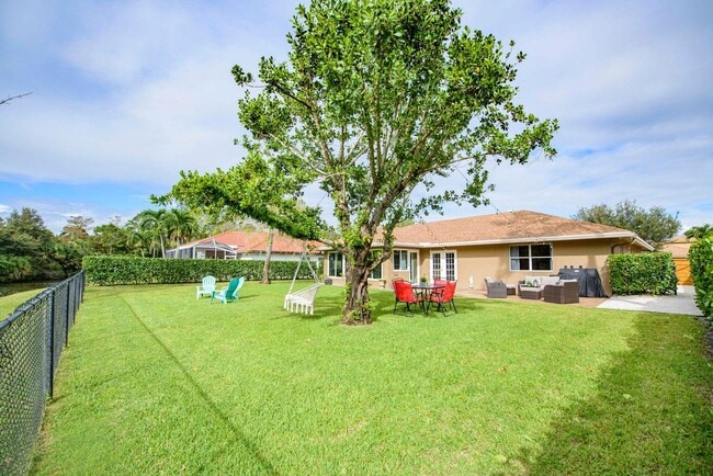 120 Sycamore Dr in Royal Palm Beach, FL - Building Photo - Building Photo