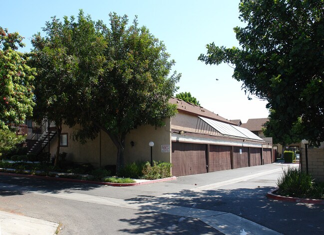 Stuart in Garden Grove, CA - Foto de edificio - Building Photo