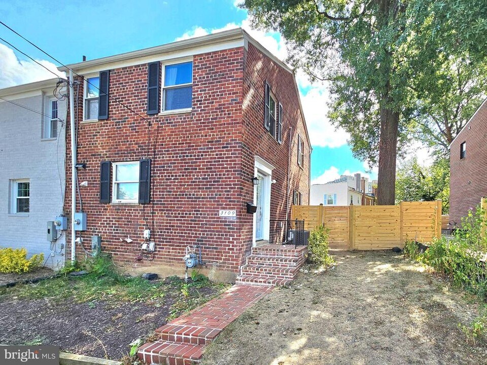 3109 Mosby St in Alexandria, VA - Building Photo