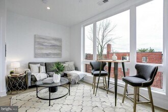 1014 1/2 17th Pl NE in Washington, DC - Building Photo - Building Photo