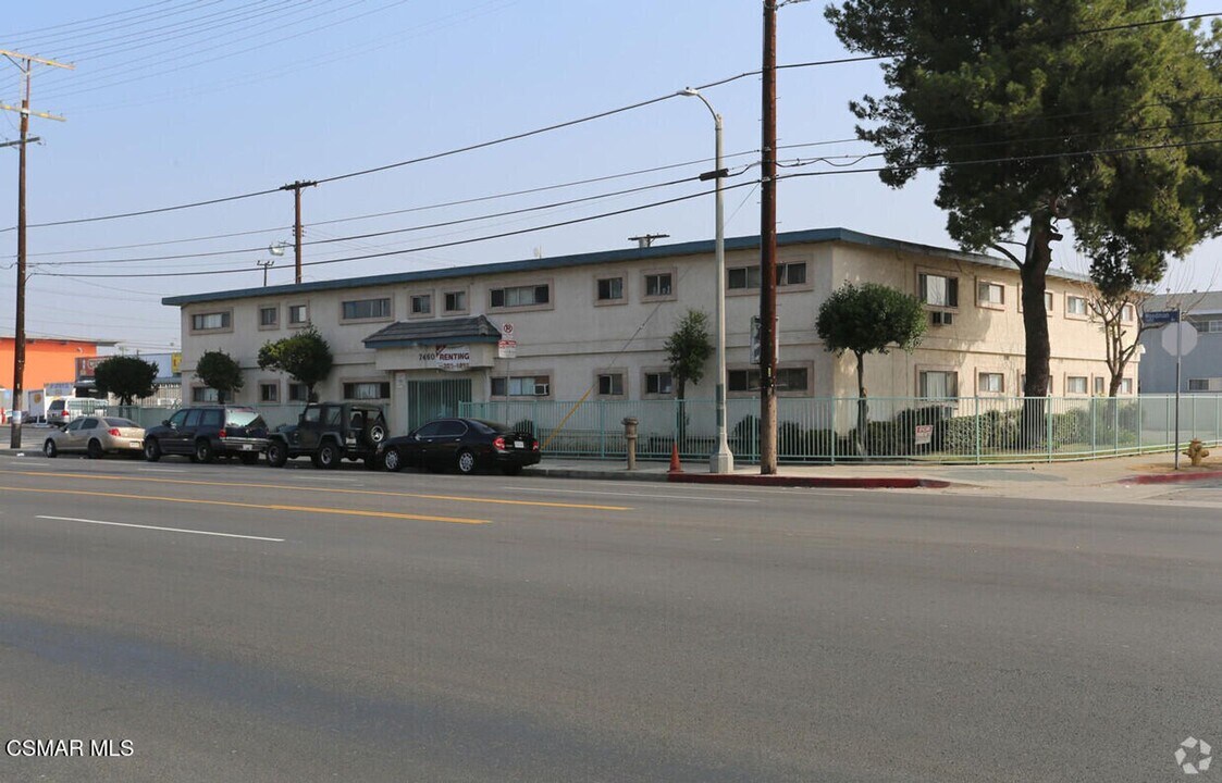 7460 Woodman Ave in Los Angeles, CA - Building Photo