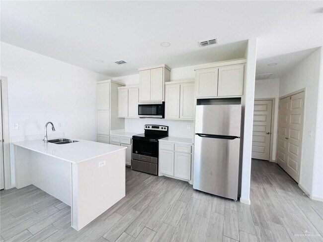 14 N 33rd St in McAllen, TX - Building Photo - Building Photo