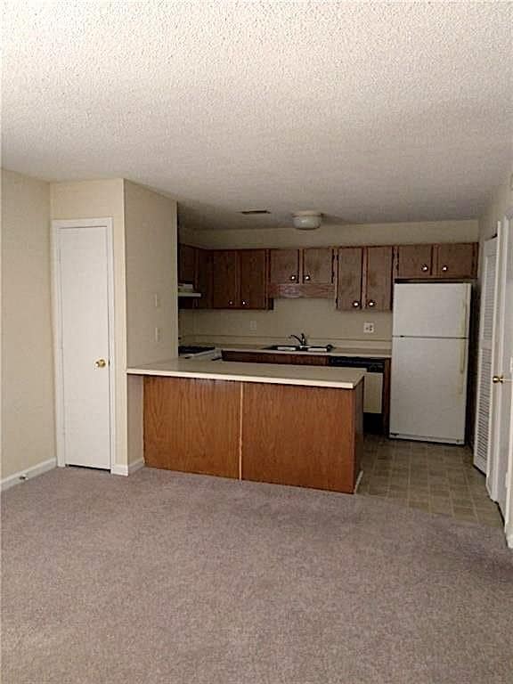 property at 1600 Oakpoint Dr SW