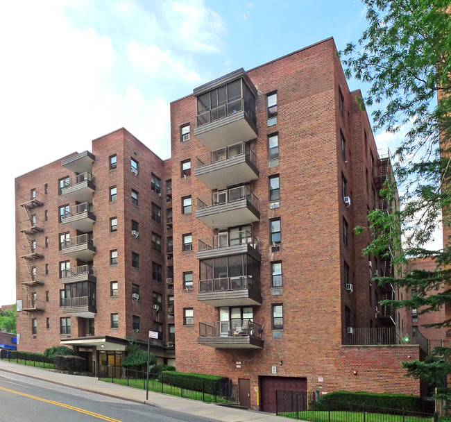 13870 Elder Ave in Flushing, NY - Building Photo - Building Photo