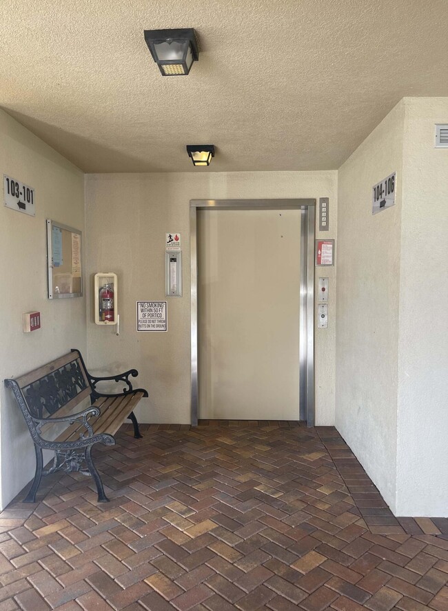 2301 Marina Isle Way-Unit -202 in Jupiter, FL - Foto de edificio - Building Photo